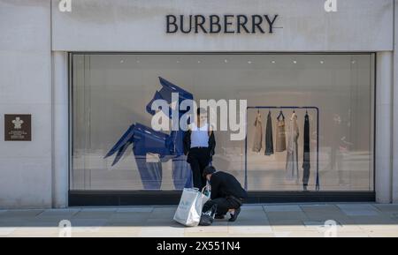 Bond Street, Londra, Regno Unito. 7 maggio 2024. I pedoni e gli amanti dello shopping apprezzano il clima caldo nel quartiere Mayfair di Londra. Crediti: Malcolm Park/Alamy Live News Foto Stock