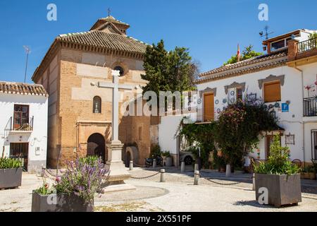 Granada, Spagna - 24 aprile 2024: Il pittoresco distretto di Albaicin a Granada in Andalusia, Spagna. Foto Stock