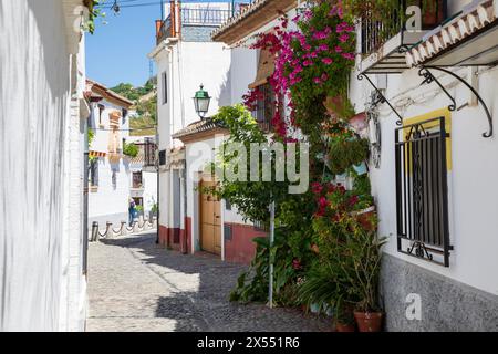 Granada, Spagna - 24 aprile 2024: Il pittoresco distretto di Albaicin a Granada in Andalusia, Spagna. Foto Stock