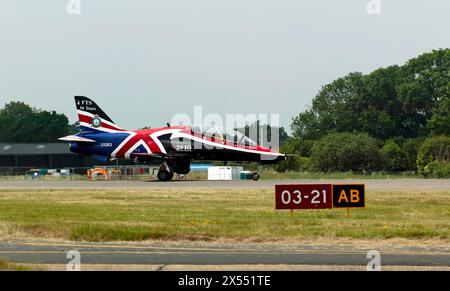 Un RAF, British Aerospace Hawk T.1A decollò, prima della sua esposizione alla Biggin Hill International Air Fair del 2010 Foto Stock