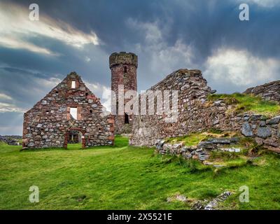 Immagine panoramica generale dello storico Castello di Peel e Abbazia del XII secolo sulla costa occidentale dell'Isola di Man, guardando verso la torre difensiva. Foto Stock