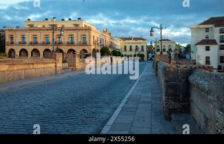 Ronda, Spagna - 28 aprile 2024: Antica architettura tradizionale spagnola a Ronda. Foto Stock