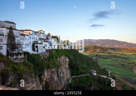 Ronda, Spagna - 28 aprile 2024: Veduta della gola di El Tajo e delle case sul bordo della scogliera Foto Stock