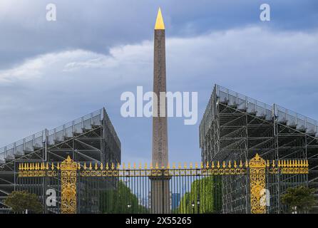 Parigi, Francia. 6 maggio 2024. Le tribune per i Giochi Olimpici si trovano in Place de la Concorde, con l'Arco di Trionfo sulla Avenue des Champs-Elysees sullo sfondo. È qui che si terranno le discipline 3x3 di basket, BMX freestyle, break e skateboard durante i Giochi Olimpici. Le Olimpiadi e le Paralimpiadi si svolgono in Francia in estate. Crediti: Robert Michael/dpa/Alamy Live News Foto Stock