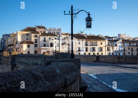 Ronda, Spagna - 28 aprile 2024: Antica architettura tradizionale spagnola a Ronda. Foto Stock