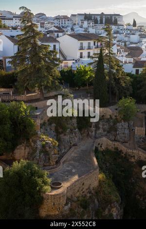 Ronda, Spagna - 28 aprile 2024: Veduta della gola di El Tajo e delle case sul bordo della scogliera Foto Stock