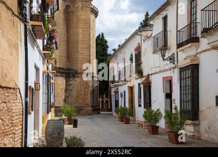 Ronda, Spagna - 28 aprile 2024: Antica architettura tradizionale spagnola a Ronda. Foto Stock