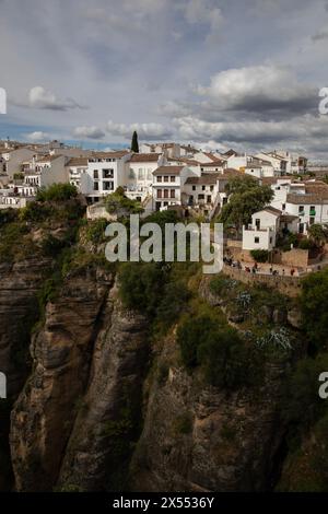 Ronda, Spagna - 28 aprile 2024: Veduta della gola di El Tajo e delle case sul bordo della scogliera Foto Stock