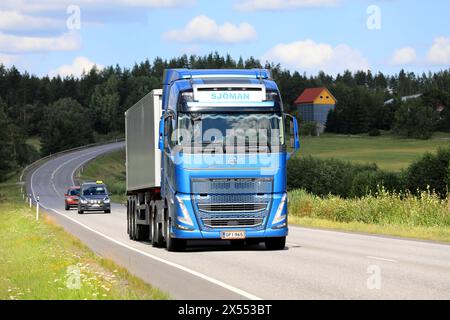 Nuovo semirimorchio blu Volvo FH di Transport Sjoman Oy Ab nel traffico stradale in un giorno d'estate. Salo, Finlandia. 9 agosto 2023. Foto Stock