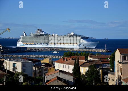 Marsiglia, Francia. 7 maggio 2024. La nave da crociera Oasis of the Seas arriva al porto francese del Mediterraneo di Marsiglia. Credito: SOPA Images Limited/Alamy Live News Foto Stock