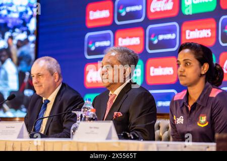 L'amministratore delegato della L-R ICC Geoff Allardice, ministro della gioventù e dello sport e presidente della BCB, Nazmul Hassan, e il capitano della squadra femminile del Bangladesh, Nigar Sultana Joty visti durante una conferenza stampa tenutasi presso il Pan Pacific Sonargaon, Dhaka. La Coppa del mondo T20 femminile ICC 2024 è prevista per essere la nona edizione del torneo ICC Women's T20 World Cup. Si prevede che il torneo si terrà in Bangladesh dal 3 al 20 ottobre 2024. L'Australia è la detentrice del titolo, dopo aver sconfitto il Sudafrica in finale dell'edizione precedente. Foto Stock