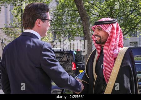 Londra, Regno Unito. 7 maggio 2024. Alex Burghart, Segretario parlamentare per l'Ufficio di Gabinetto, e deputato per Brentwood, dà il benvenuto a una delegazione mediorientale presso l'Ufficio di Gabinetto. Crediti: Imageplotter/Alamy Live News Foto Stock