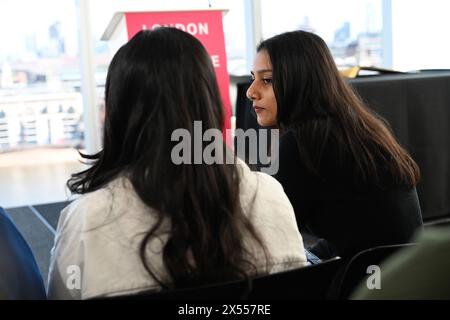 Tate Modern, Londra, Regno Unito. 7 maggio 2024. La figlia di Sadiq Khan, Anisah Khan, che ha radici pakistane, ha dimostrato che Londra è una città di diversità. Frequenta il sindaco di Londra, Sadiq Khan firma la dichiarazione di accettazione dell'ufficio per iniziare il suo terzo mandato storico come sindaco alla Tate Modern di Londra, Regno Unito. Credito: Vedi li/Picture Capital/Alamy Live News Credit: Vedi li/Picture Capital/Alamy Live News Foto Stock