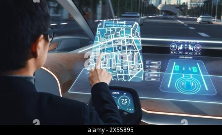 Concetto futuristico: Posizione elegante per un uomo d'affari su un'app di navigazione interattiva su un cruscotto di realtà aumentata mentre è seduto in un'auto elettrica autonoma a emissioni zero. Foto Stock