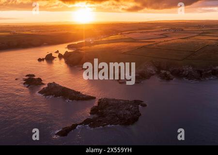 Alba estiva sulla baia di Porthcothan sulla costa settentrionale della Cornovaglia, Inghilterra. Foto Stock