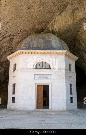 Santuario di Santa Maria infra Saxa chiamato anche Tempio del valadier. Genga, Ancona, Marche, Italia, Europa. Foto Stock