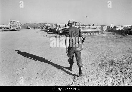 Somalia, Belet Huen, 18.12.1993 Archiv.: 45-21-19 Bundeswehr-Kontigent in Somalia foto: Soldat im Camp fuer Ihr Archiv *** Somalia, Belet Huen, 18 12 1993 Archivio 45 21 19 Bundeswehr contingente in Somalia foto soldato in campo per il vostro archivio Foto Stock