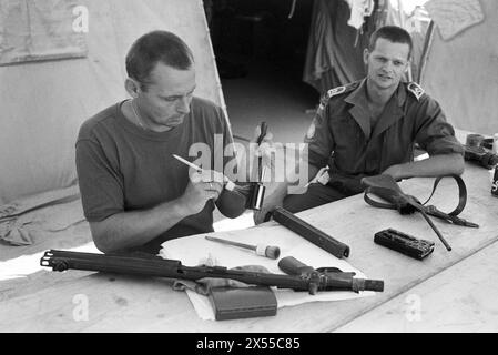 Somalia, Belet Huen, 18.12.1993 Archiv.: 45-20-03 Bundeswehr-Kontigent in Somalia foto: Soldaten beim Waffenreinigen fuer Ihr Archiv *** Somalia, Belet Huen, 18 12 1993 Archivio 45 20 03 Bundeswehr contingente in Somalia foto soldati pulizia armi per il vostro archivio Foto Stock