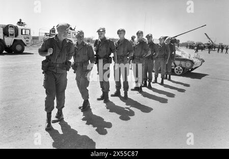 Somalia, Belet Huen, 18.12.1993 Archiv.: 45-18-18 Bundeswehr-Kontigent in Somalia foto: Soldaten der Bundeswehr fuer Ihr Archiv *** Somalia, Belet Huen, 18 12 1993 Archivio 45 18 18 Bundeswehr contingente in Somalia foto Bundeswehr Soldiers for your Archive Foto Stock