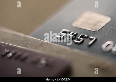 Carte di credito su sfondo sfocato, vista macro Foto Stock