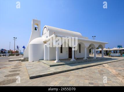 AYIA NAPA, CIPRO - 13 APRILE 2024: Veduta generale della Cappella Agios Georgios presso il porto di Ayia Napa, il 13 aprile 2013, ad Ayia Napa, Cipro. Foto Stock