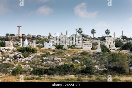 AYIA NAPA, CIPRO - 13 APRILE: Vista generale del Parco delle sculture il 13 aprile 2024 ad Ayia Napa, Cipro. Foto Stock