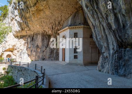 Santuario di Santa Maria infra Saxa chiamato anche Tempio del valadier. Genga, Ancona, Marche, Italia, Europa. Foto Stock