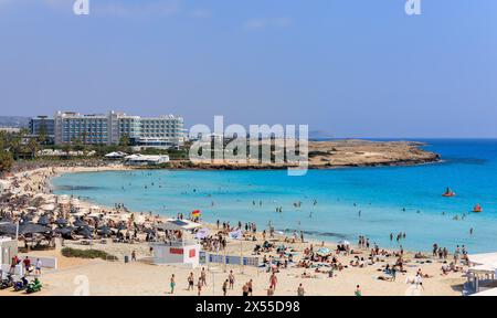 AYIA NAPA, CIPRO - 13 APRILE: Vista generale della baia di Nissi Beach il 13 aprile 2024 ad Ayia Napa, Cipro. Foto Stock