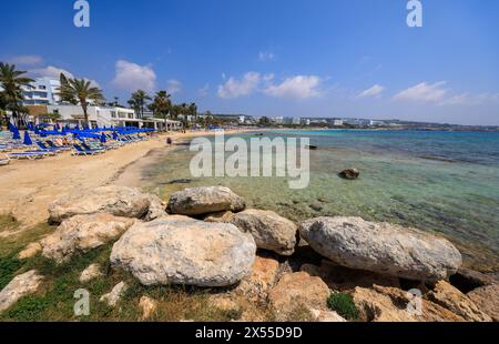 AYIA NAPA, CIPRO - 13 APRILE: Vista generale della spiaggia di Limanaki presso il porto di Ayia Napa il 13 aprile 2024 ad Ayia Napa, Cipro. Foto Stock