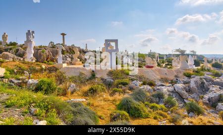 AYIA NAPA, CIPRO - 13 APRILE: (NOTA PER I REDATTORI: L'immagine è un composito digitale High Dynamic Range.) Vista generale del Parco delle sculture il 13 aprile 2024 ad Ayia Napa, Cipro. Foto Stock