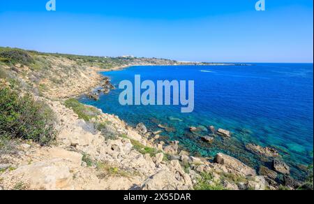 AYIA NAPA, CIPRO - 15 APRILE: Vista generale dell'area marina protetta cavo Greco il 15 aprile 2024 ad Ayia Napa, Cipro. Foto Stock