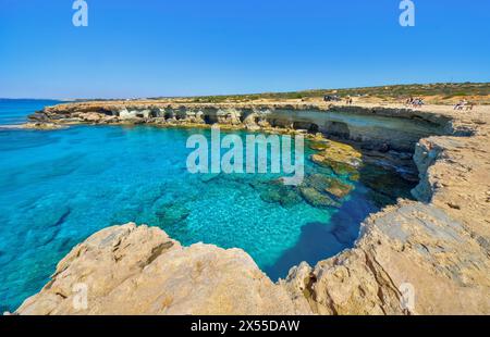 AYIA NAPA, CIPRO - 15 APRILE: (NOTA PER I REDATTORI: L'immagine è un composito digitale High Dynamic Range.) Vista generale della baia presso la formazione geologica delle grotte marine il 15 aprile 2024 ad Ayia Napa, Cipro. Foto Stock