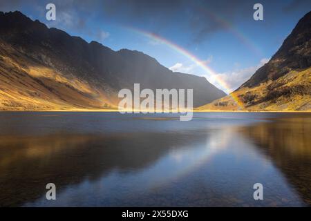 Doppio arcobaleno sul Loch Achtriochtan nelle Highlands scozzesi, Glencoe, Scozia. Primavera (marzo) 2024. Foto Stock