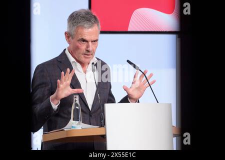 Rainer Esser, Geschaeftsfuehrer der ZEIT Verlagsgruppe und Geschaeftsfuehrer der DVH Medien GmbH, am 18.04.2024 bei den Mitteldeutschen Medientage a Lipsia. Die Medientage Mitteldeutschland haben zu einem zweitaegigen Branchentreffen eingeladen. Debatten gibt es zu Rundfunkreformen, KI und Fake News. Oeffentlich-rechtliche Sender wollen mit ihren Angeboten junges Publikum staerreichen. Die Medientage Mitteldeutschland finden zum fuenften mal auf dem Gelaende der ehemaligen Leipziger Baumwollspinnerei statt. SOLO PER USO EDITORIALE *** Rainer Esser, amministratore delegato della pubblicazione ZEIT g Foto Stock