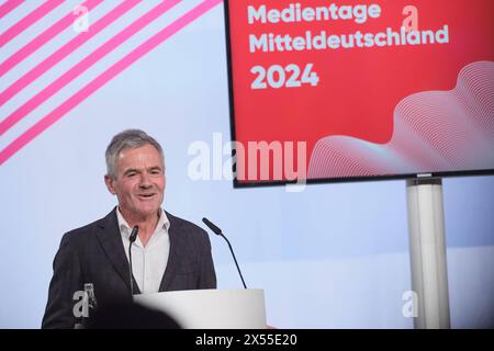 Rainer Esser, Geschaeftsfuehrer der ZEIT Verlagsgruppe und Geschaeftsfuehrer der DVH Medien GmbH, am 18.04.2024 bei den Mitteldeutschen Medientage a Lipsia. Die Medientage Mitteldeutschland haben zu einem zweitaegigen Branchentreffen eingeladen. Debatten gibt es zu Rundfunkreformen, KI und Fake News. Oeffentlich-rechtliche Sender wollen mit ihren Angeboten junges Publikum staerreichen. Die Medientage Mitteldeutschland finden zum fuenften mal auf dem Gelaende der ehemaligen Leipziger Baumwollspinnerei statt. SOLO PER USO EDITORIALE *** Rainer Esser, amministratore delegato della pubblicazione ZEIT g Foto Stock