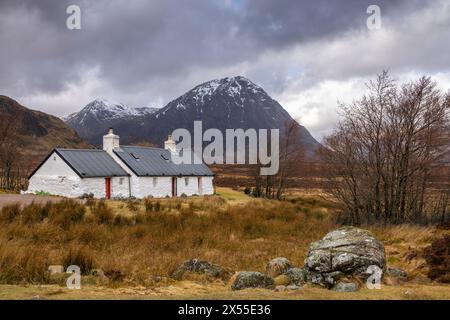 Black Rock Cottage e la montagna Buachaille Etive Mor nelle Highlands scozzesi, Glencoe, Scozia. Primavera (marzo) 2024. Foto Stock