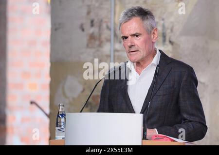 Rainer Esser, Geschaeftsfuehrer der ZEIT Verlagsgruppe und Geschaeftsfuehrer der DVH Medien GmbH, am 18.04.2024 bei den Mitteldeutschen Medientage a Lipsia. Die Medientage Mitteldeutschland haben zu einem zweitaegigen Branchentreffen eingeladen. Debatten gibt es zu Rundfunkreformen, KI und Fake News. Oeffentlich-rechtliche Sender wollen mit ihren Angeboten junges Publikum staerreichen. Die Medientage Mitteldeutschland finden zum fuenften mal auf dem Gelaende der ehemaligen Leipziger Baumwollspinnerei statt. SOLO PER USO EDITORIALE *** Rainer Esser, amministratore delegato della pubblicazione ZEIT g Foto Stock