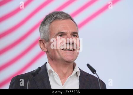 Rainer Esser, Geschaeftsfuehrer der ZEIT Verlagsgruppe und Geschaeftsfuehrer der DVH Medien GmbH, am 18.04.2024 bei den Mitteldeutschen Medientage a Lipsia. Die Medientage Mitteldeutschland haben zu einem zweitaegigen Branchentreffen eingeladen. Debatten gibt es zu Rundfunkreformen, KI und Fake News. Oeffentlich-rechtliche Sender wollen mit ihren Angeboten junges Publikum staerreichen. Die Medientage Mitteldeutschland finden zum fuenften mal auf dem Gelaende der ehemaligen Leipziger Baumwollspinnerei statt. SOLO PER USO EDITORIALE *** Rainer Esser, amministratore delegato della pubblicazione ZEIT g Foto Stock