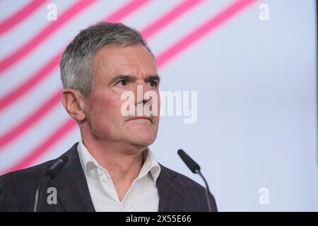 Rainer Esser, Geschaeftsfuehrer der ZEIT Verlagsgruppe und Geschaeftsfuehrer der DVH Medien GmbH, am 18.04.2024 bei den Mitteldeutschen Medientage a Lipsia. Die Medientage Mitteldeutschland haben zu einem zweitaegigen Branchentreffen eingeladen. Debatten gibt es zu Rundfunkreformen, KI und Fake News. Oeffentlich-rechtliche Sender wollen mit ihren Angeboten junges Publikum staerreichen. Die Medientage Mitteldeutschland finden zum fuenften mal auf dem Gelaende der ehemaligen Leipziger Baumwollspinnerei statt. SOLO PER USO EDITORIALE *** Rainer Esser, amministratore delegato della pubblicazione ZEIT g Foto Stock