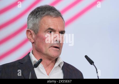 Rainer Esser, Geschaeftsfuehrer der ZEIT Verlagsgruppe und Geschaeftsfuehrer der DVH Medien GmbH, am 18.04.2024 bei den Mitteldeutschen Medientage a Lipsia. Die Medientage Mitteldeutschland haben zu einem zweitaegigen Branchentreffen eingeladen. Debatten gibt es zu Rundfunkreformen, KI und Fake News. Oeffentlich-rechtliche Sender wollen mit ihren Angeboten junges Publikum staerreichen. Die Medientage Mitteldeutschland finden zum fuenften mal auf dem Gelaende der ehemaligen Leipziger Baumwollspinnerei statt. SOLO PER USO EDITORIALE *** Rainer Esser, amministratore delegato della pubblicazione ZEIT g Foto Stock