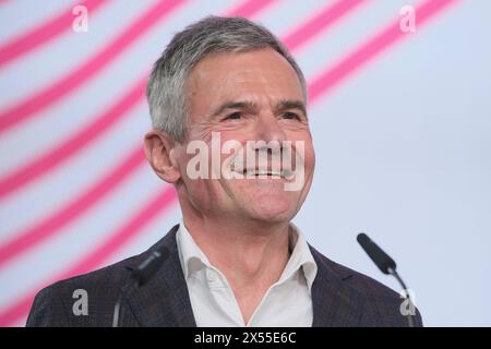 Rainer Esser, Geschaeftsfuehrer der ZEIT Verlagsgruppe und Geschaeftsfuehrer der DVH Medien GmbH, am 18.04.2024 bei den Mitteldeutschen Medientage a Lipsia. Die Medientage Mitteldeutschland haben zu einem zweitaegigen Branchentreffen eingeladen. Debatten gibt es zu Rundfunkreformen, KI und Fake News. Oeffentlich-rechtliche Sender wollen mit ihren Angeboten junges Publikum staerreichen. Die Medientage Mitteldeutschland finden zum fuenften mal auf dem Gelaende der ehemaligen Leipziger Baumwollspinnerei statt. SOLO PER USO EDITORIALE *** Rainer Esser, amministratore delegato della pubblicazione ZEIT g Foto Stock