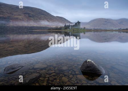 Le rovine del castello di Kilchurn sul Loch Awe in una mattina fredda e lunare, Argyll & Bute, Scozia. Primavera (marzo) 2024. Foto Stock