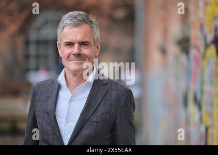 Rainer Esser, Geschaeftsfuehrer der ZEIT Verlagsgruppe und Geschaeftsfuehrer der DVH Medien GmbH, am 18.04.2024 bei den Mitteldeutschen Medientage a Lipsia. Die Medientage Mitteldeutschland haben zu einem zweitaegigen Branchentreffen eingeladen. Debatten gibt es zu Rundfunkreformen, KI und Fake News. Oeffentlich-rechtliche Sender wollen mit ihren Angeboten junges Publikum staerreichen. Die Medientage Mitteldeutschland finden zum fuenften mal auf dem Gelaende der ehemaligen Leipziger Baumwollspinnerei statt. SOLO PER USO EDITORIALE *** Rainer Esser, amministratore delegato della pubblicazione ZEIT g Foto Stock