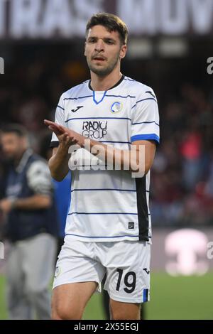 Salerno, Italia. 6 maggio 2024. Berat Djimsiti di Atalanta BC applaude al termine della gara durante la partita di serie A tra US Salernitana 1919 vs Bologna FC allo Stadio Arechi il 6 maggio 2024 a Salerno, italia punteggio finale 1-2 (foto di Agostino Gemito/Pacific Press) crediti: Pacific Press Media Production Corp./Alamy Live News Foto Stock