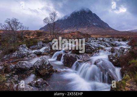Buachaille Etive Mor e le cascate del fiume Coupall, Glencoe, Highland, Scozia. Primavera (marzo) 2024. Foto Stock