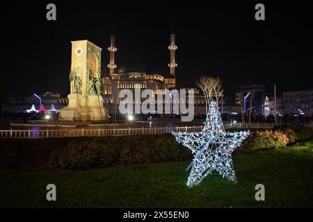 ISTANBUL, TURCHIA - 31 DICEMBRE 2023: Piazza Taksim con decorazioni per il nuovo anno a Istanbul Foto Stock