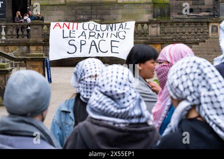 Edimburgo, Scozia, Regno Unito. 7 maggio 2024. Gli attivisti studenteschi dell'Università di Edimburgo hanno occupato il quadruplo per protestare contro l'offensiva militare israeliana a Gaza . I manifestanti pro-palestinesi hanno eretto tende e striscioni nella proprietà dell'Università. Iain Masterton/Alamy Live News Foto Stock