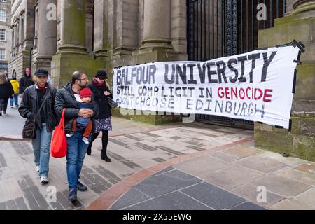 Edimburgo, Scozia, Regno Unito. 7 maggio 2024. Gli attivisti studenteschi dell'Università di Edimburgo hanno occupato il quadruplo per protestare contro l'offensiva militare israeliana a Gaza . I manifestanti pro-palestinesi hanno eretto tende e striscioni nella proprietà dell'Università. Iain Masterton/Alamy Live News Foto Stock