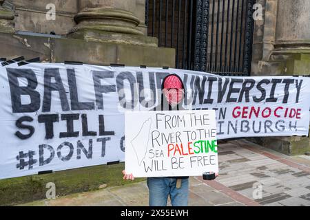 Edimburgo, Scozia, Regno Unito. 7 maggio 2024. Gli attivisti studenteschi dell'Università di Edimburgo hanno occupato il quadruplo per protestare contro l'offensiva militare israeliana a Gaza . I manifestanti pro-palestinesi hanno eretto tende e striscioni nella proprietà dell'Università. Iain Masterton/Alamy Live News Foto Stock