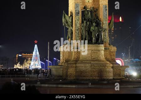 ISTANBUL, TURCHIA - 31 DICEMBRE 2023: Piazza Taksim con decorazioni per il nuovo anno a Istanbul Foto Stock